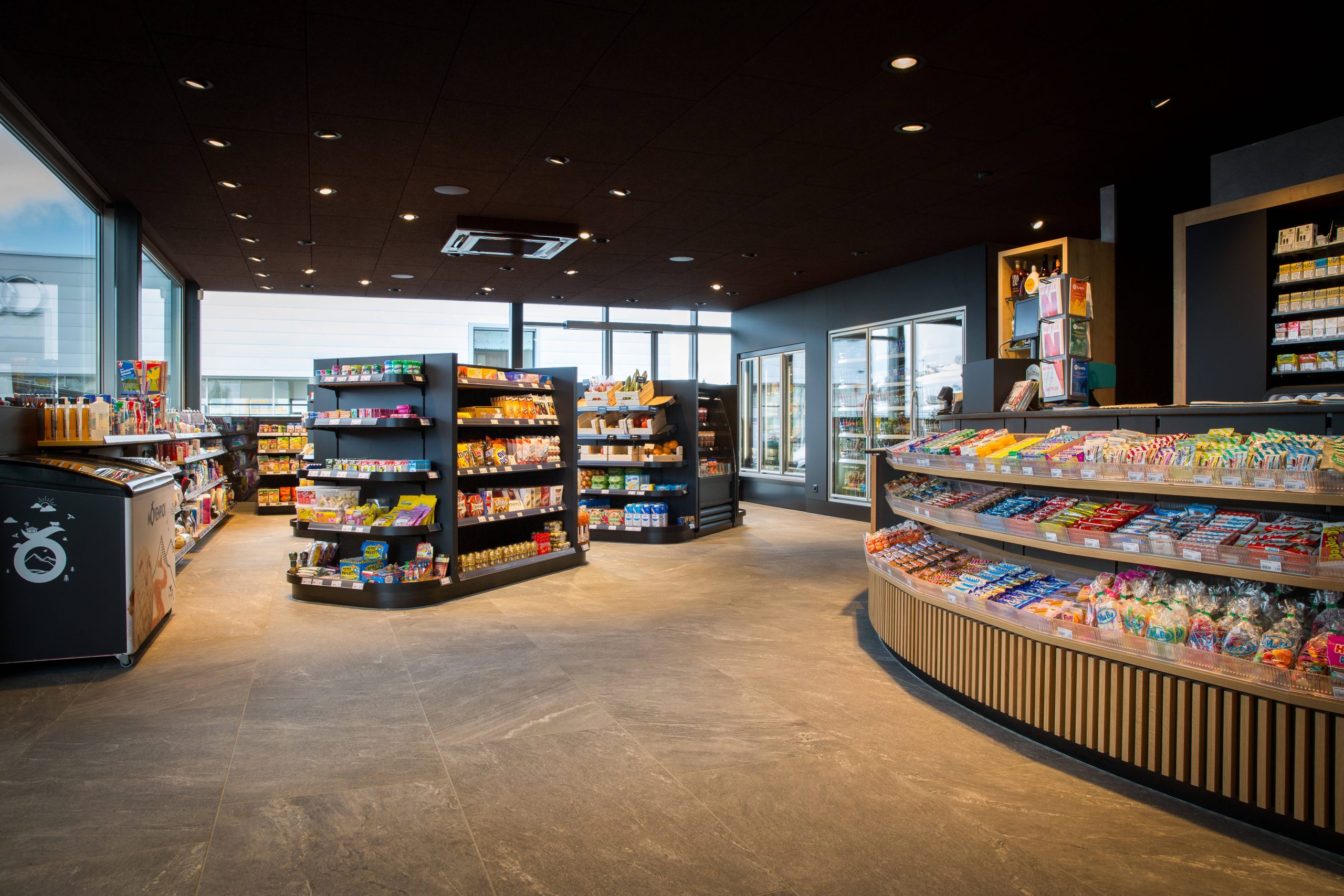 Der grosszügige Tankstellenshop der Scheidweg Garage Appenzell bietet eine breite Auswahl an Lebensmitteln, Hygieneartikeln, Auto-Zubehör und Tiefkühlprodukten. Täglich geöffnet – mit warmen Mittags-Snacks zum Mitnehmen oder Geniessen im hauseigenen Café.