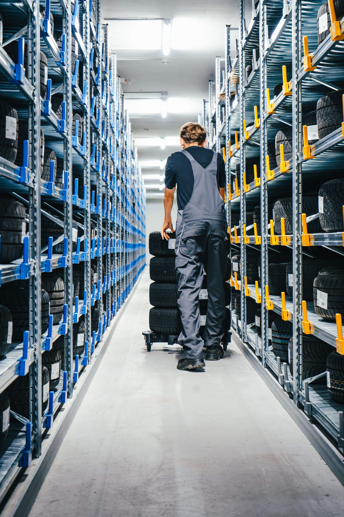 Im geräumigen Reifen-Hotel der Scheidweg Garage Appenzell lagern wir Ihre Sommer- und Winterreifen fachgerecht, sauber und sicher. Wir kümmern uns um optimale Bedingungen und schonende Aufbewahrung – damit Ihre Pneus bei jedem Saisonwechsel bereit sind.